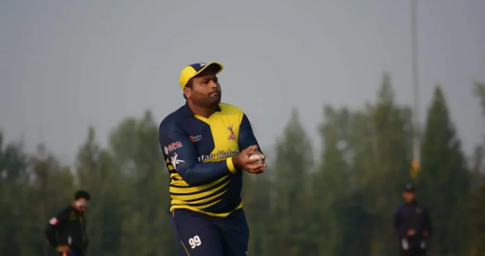 Naeem Iqbal Catching Ball